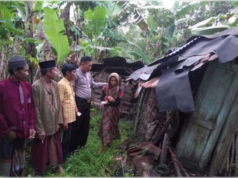 Polisi dan Warga Galang Dana  Bangun Rumah Nenek Kotijah