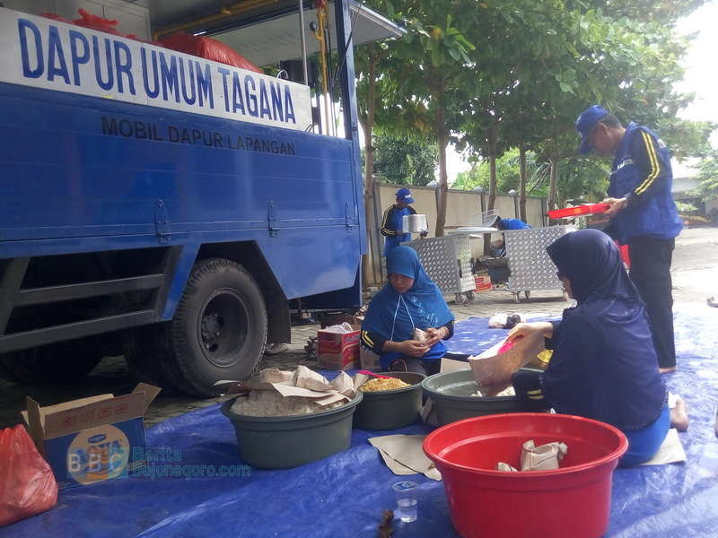 Dapur Umum Disnakertransos Layani Pengungsi Hingga Banjir Surut