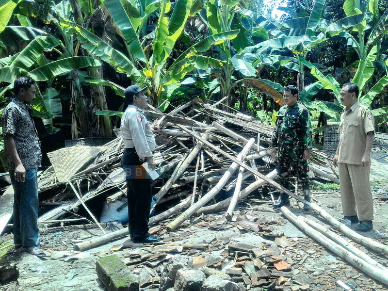 Diterjang Hujan Deras, Dapur Milik Warga Kanor Ambruk