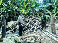 Diterjang Hujan Deras, Dapur Milik Warga Kanor Ambruk