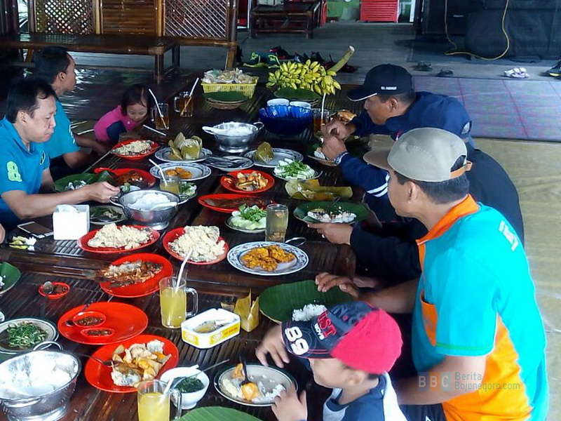 Padukan Kesegaran Gurami Asam Manis dan Sejuknya Persawahan