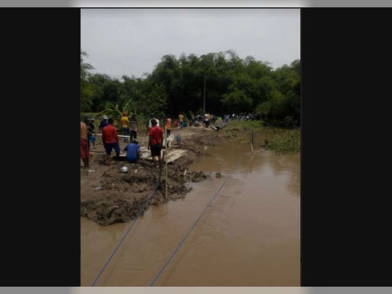 Jalan di Pilanggede Ambrol, Warga Gotong Royong Bangun Jembatan Bambu