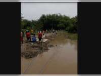 Jalan di Pilanggede Ambrol, Warga Gotong Royong Bangun Jembatan Bambu