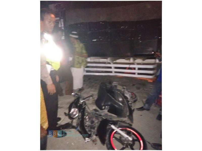 Pengendara Motor Melaju Kencang, Lalu Oleng dan Tabrak Truk