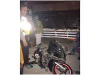 Pengendara Motor Melaju Kencang, Lalu Oleng dan Tabrak Truk