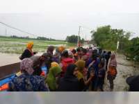 Polres Terjunkan Anggota Jemput Warga Lebaksari Untuk Memilih