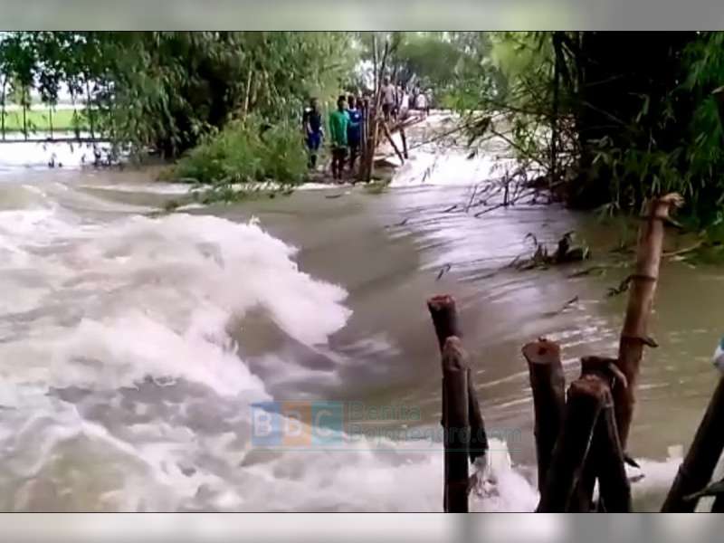 Tanggul Penahan Kali Mekuris di Desa Piyak Kecamatan Kanor Jebol