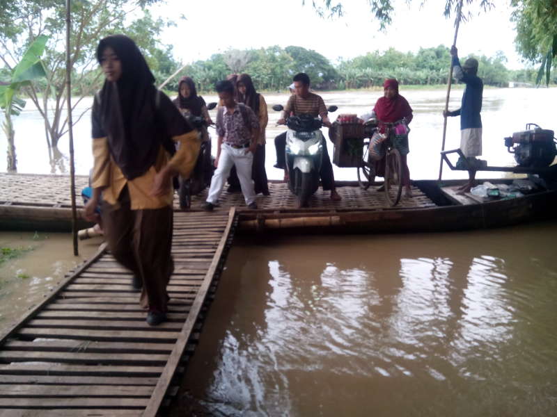 Tetap Pergi ke Sekolah Demi Menuntut Ilmu