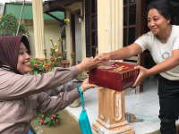 Naik Perahu, Polisi Bagikan Makanan Kepada Pengungsi