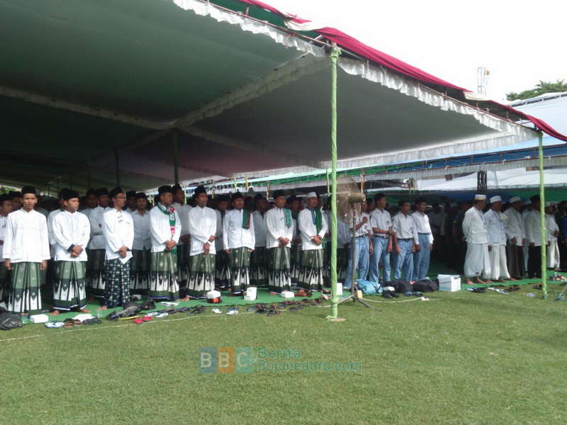 Ribuan Orang Berdoa Bersama untuk Negeri di Alun-Alun Bojonegoro