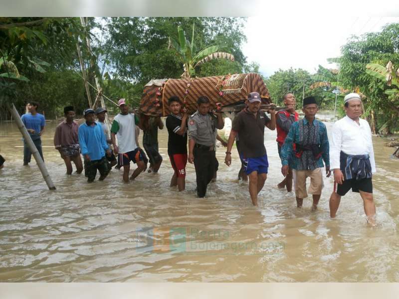 Kuburan Tergenang, Korban Tersetrum di Balen Dimakamkan di Desa Sebelah
