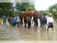 Kuburan Tergenang, Korban Tersetrum di Balen Dimakamkan di Desa Sebelah