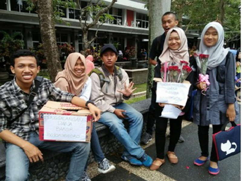 BSB Galang Dana Korban Banjir Bojonegoro Dengan Berjualan Mawar