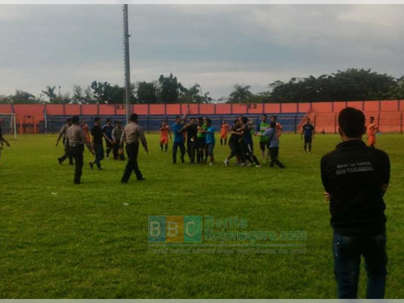 Pertandingan Sempat Diwarnai Kericuhan