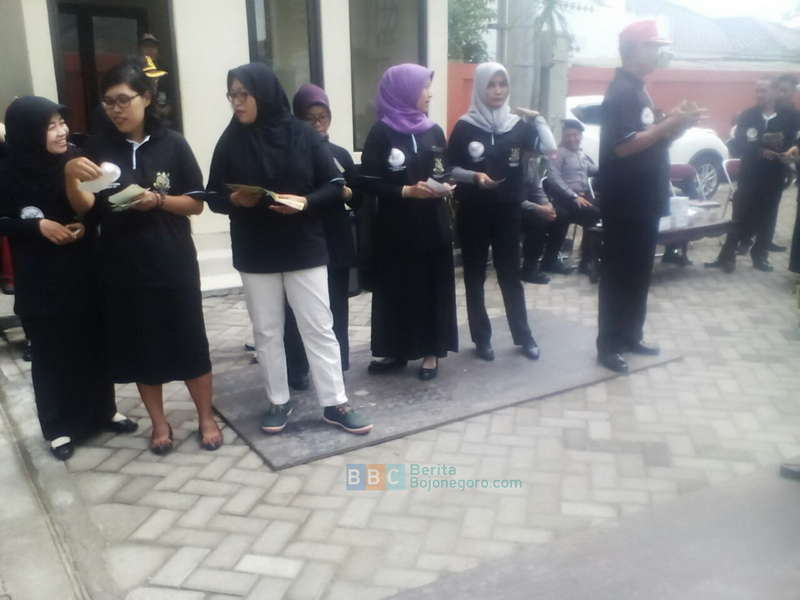 Kejari Bagikan Stiker Anti Korupsi Kepada Pengguna Jalan