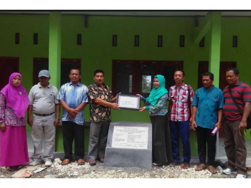 EMCL Serahterimakan Bantuan Pembangunan ke PUD Bonorejo Gayam