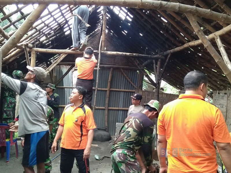 Kerja Bakti Perbaiki Rumah Korban Angin Puting Beliung di Balen
