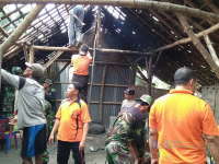 Kerja Bakti Perbaiki Rumah Korban Angin Puting Beliung di Balen
