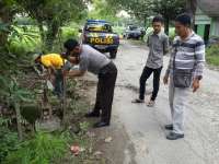 Hindari Lubang, Mobil Inova Tabrak Kran Pipa Minyak di Kasiman