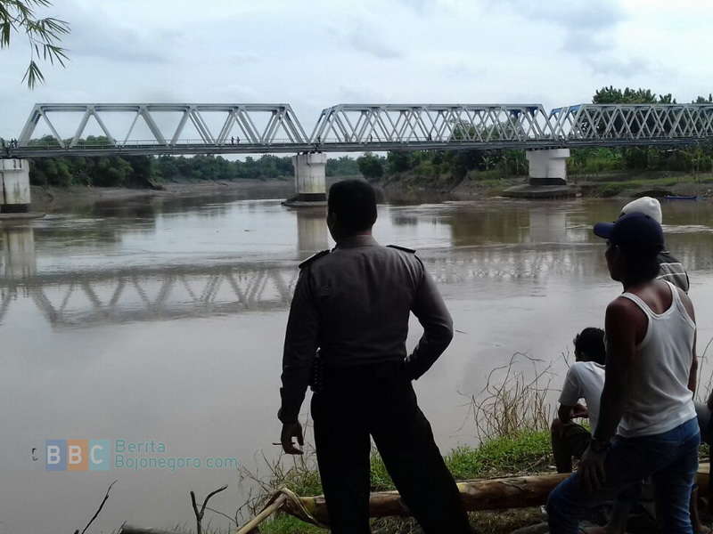 Asyik Selfie di Jembatan KA, Gadis ABG Tercebur ke Bengawan Solo