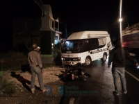 Sopir Kurang Hati-Hati Saat Belok, Ambulance Tabrak Motor di Tuban