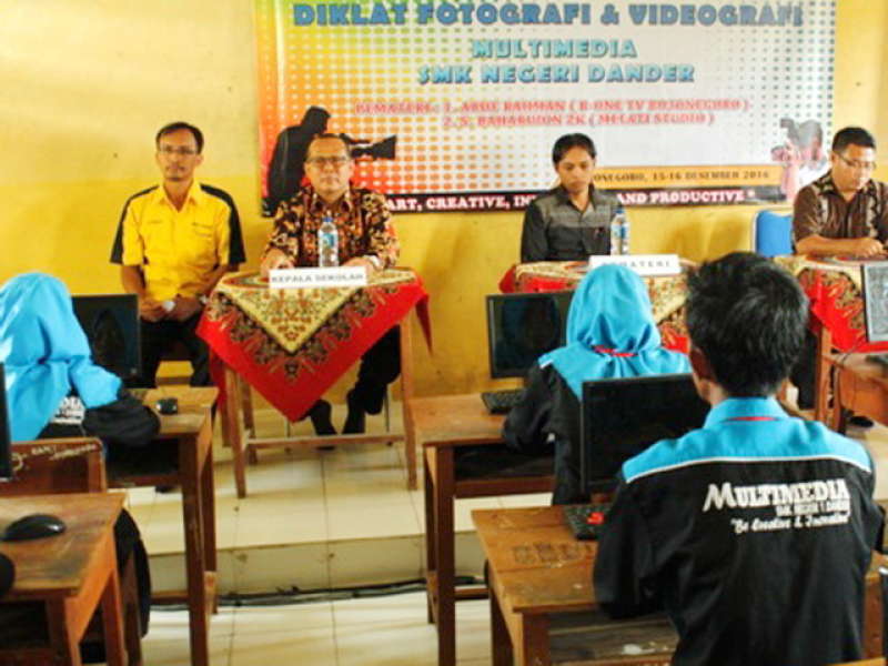 24 Siswa Multimedia SMKN Dander Dilatih Fotografi dan Videografi