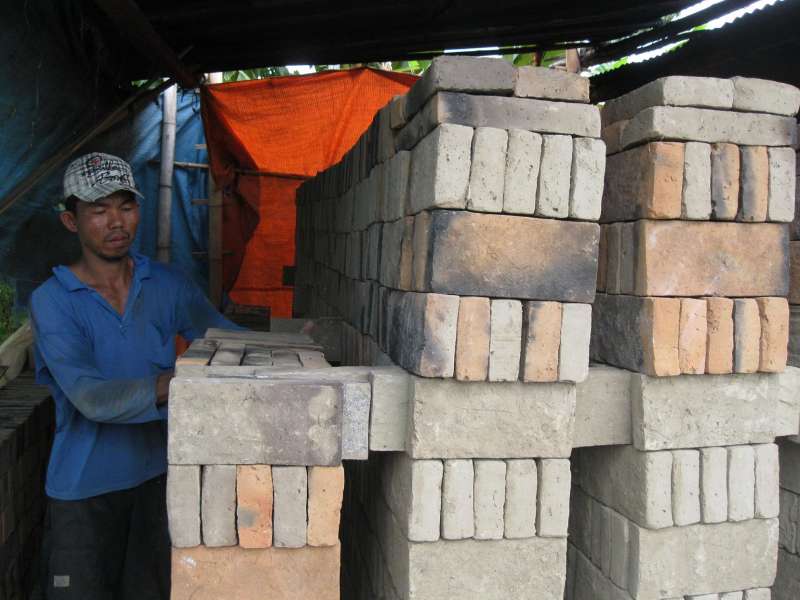 Produksi Batu Bata Merah Turun Saat Musim Hujan