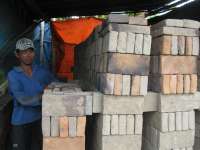 Produksi Batu Bata Merah Turun Saat Musim Hujan