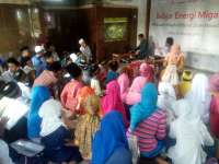 Santri dan Santriwati Madin Miftahul Ulum Mojodelik Belajar Energi Migas