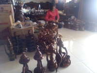 Perajin Manfaatkan Bonggol Kayu Jati sebagai Bahan Souvenir