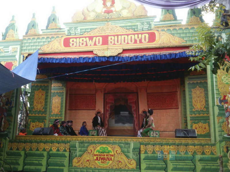 Rela Bergulat Dengan Zaman Demi Pertahankan Pakem