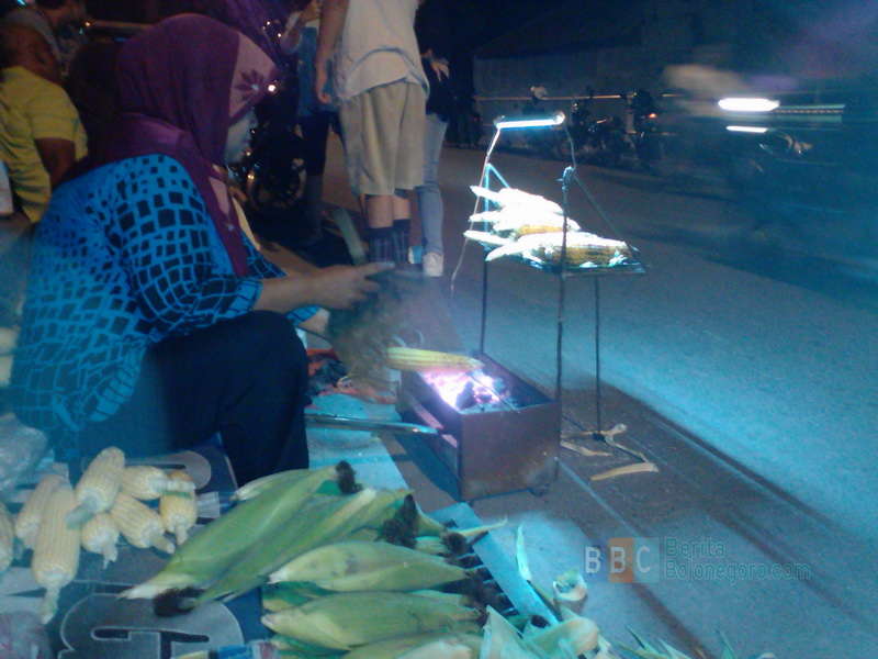 Musim Liburan, Jagung Bakar Pun Diserbu Pembeli