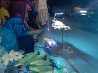 Musim Liburan, Jagung Bakar Pun Diserbu Pembeli