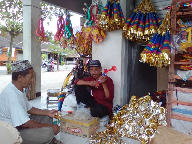 Penjualan Terompet di Padangan Diperkirakan Menurun