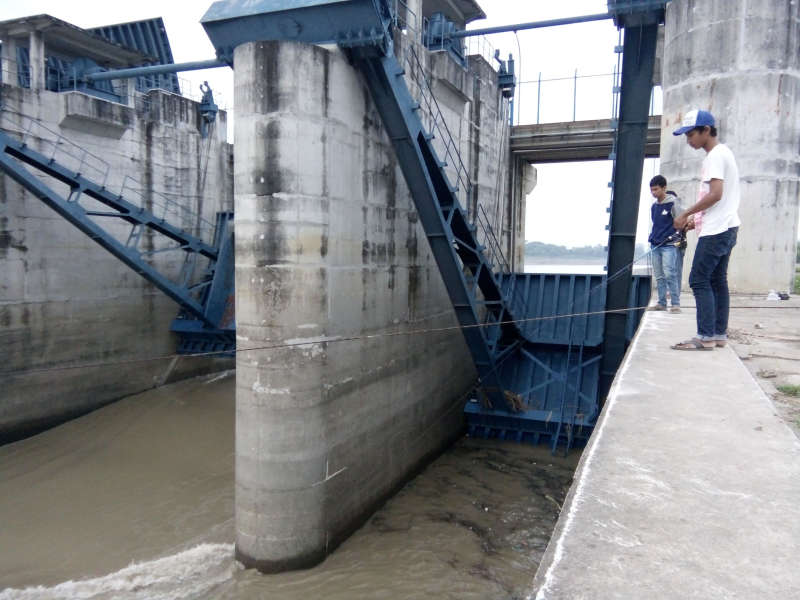 Asyiknya Isi Liburan dengan Mancing di Bendung Gerak