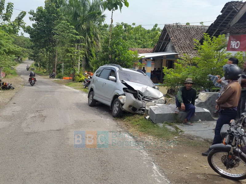 Hindari Tabrakan, Satu Mobil Avanza Malah Ringsek Tubruk Gek Beton