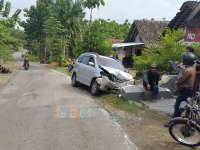 Hindari Tabrakan, Satu Mobil Avanza Malah Ringsek Tubruk Gek Beton