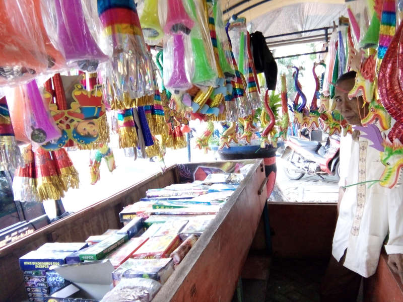 Jelang Tahun Baru, Pedagang Petasan Mulai Ramai Berjualan