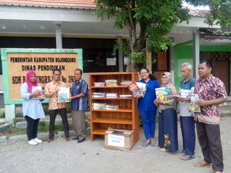 PEPC Serahkan Bantuan Buku dan Rak Buku di SDN Bandungrejo 1 dan 2