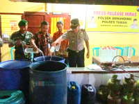 Polsek Semanding Amankan 5.500 Liter Arak Selama 2016
