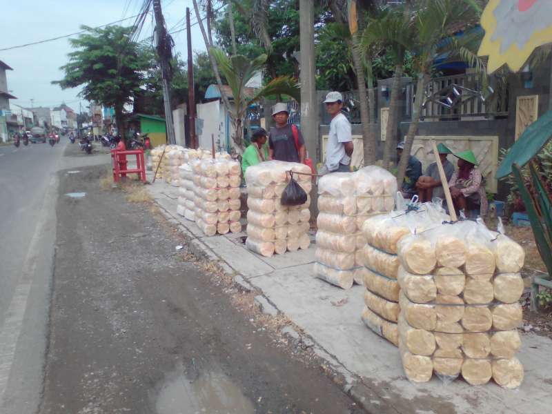 Tak Kenal Tahun Baru, Penjual Sermier Tetap Jualan