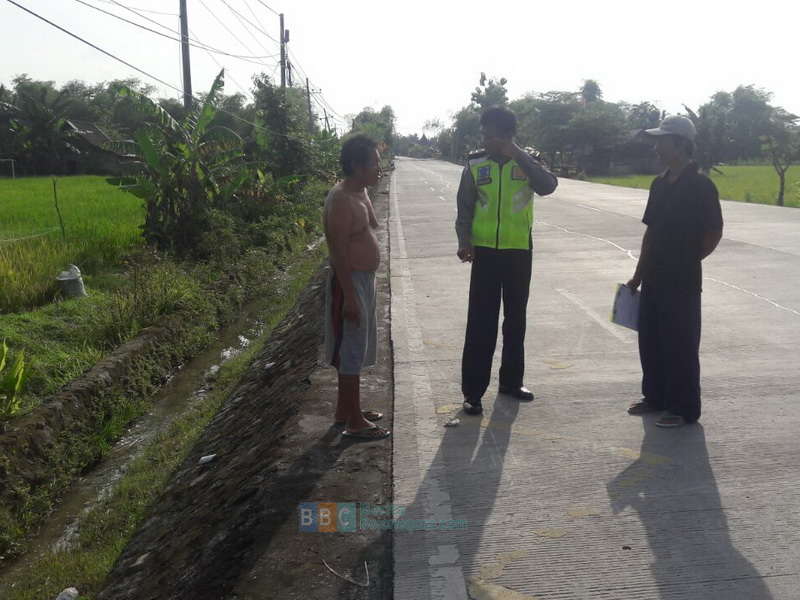 Ngerem Mendadak, Pengendara Motor Jatuh ke Selokan