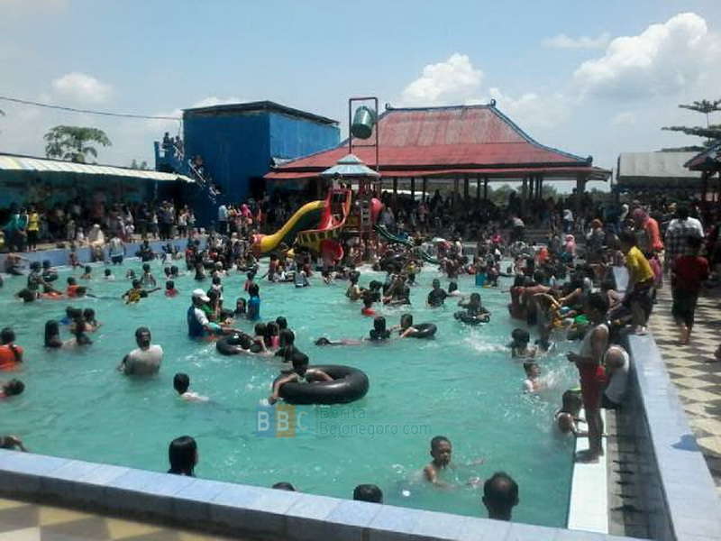 Sebagian Warga Pilih Habiskan Liburan Terakhir Dengan Berenang