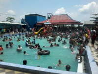Sebagian Warga Pilih Habiskan Liburan Terakhir Dengan Berenang
