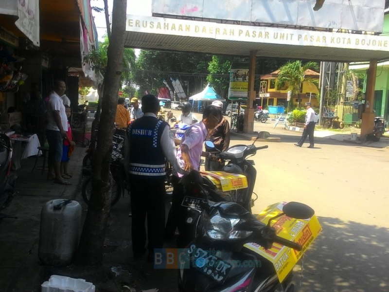 Untuk Sementara Parkir di Pasar Kota Bojonegoro Dipegang Dishub