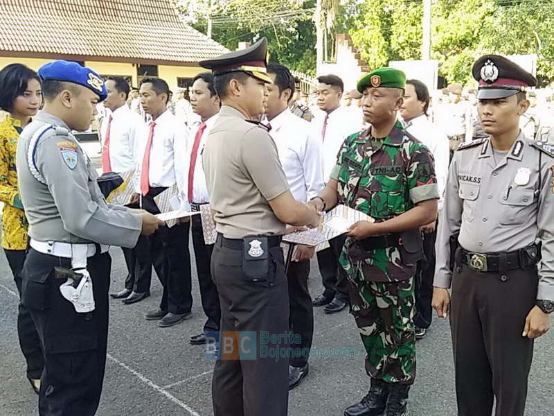 12 Polisi dan 1 Anggota Koramil Terima Reward dari Kapolres