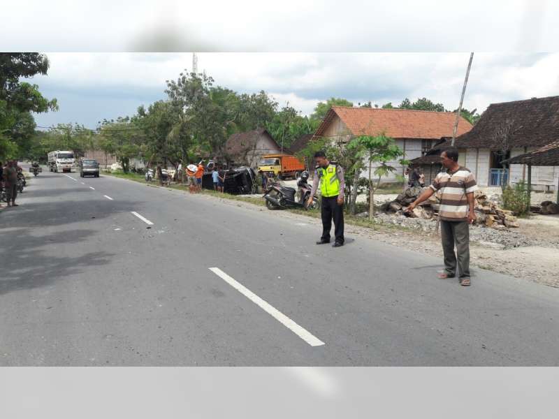 Terlibat Kecelakaan dengan Motor, Pikap Terguling di Margomulyo