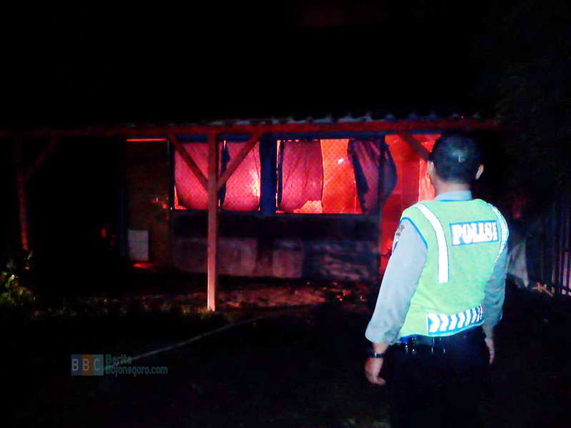 Lupa Matikan Obat Nyamuk Bakar, Satu Warung di Kalitidu Terbakar