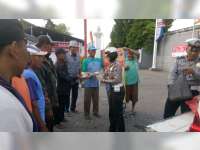 Jumat Peduli, Polisi Bagikan Nasi Bungkus Ke Tukang Becak