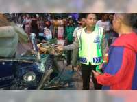 Tabrak Truk Parkir dari Belakang, Dua Penumpang Carry di Tuban Dilarikan ke Rumah Sakit